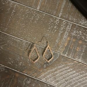 Rose gold kendra scott earrings!